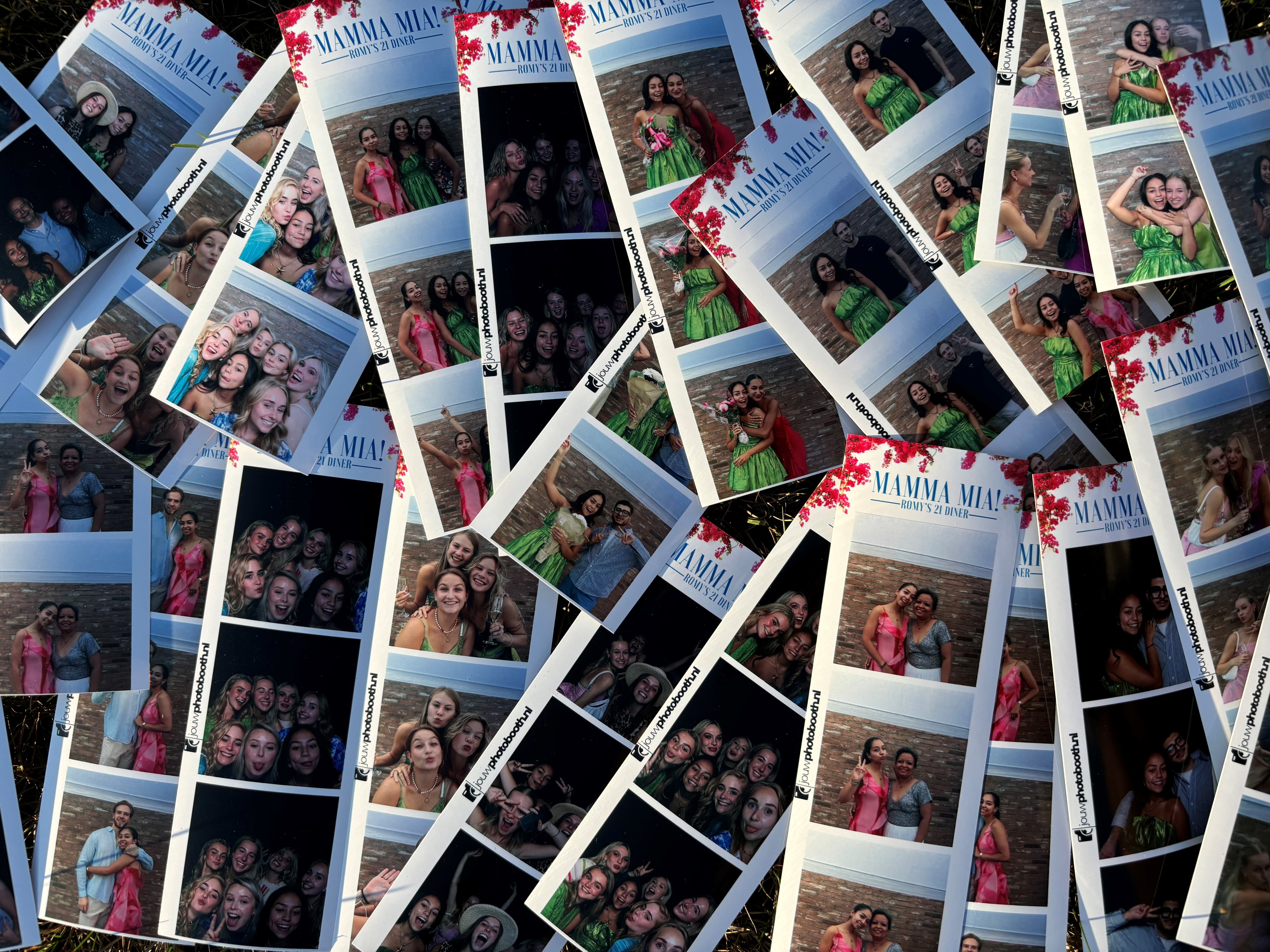 Gepersonaliseerde fotostrips met uniek ontwerp – Perfect als herinnering voor jouw feest, event of bedrijfsfeest. Verkrijgbaar met logo, tekst en thema naar keuze.